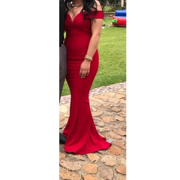 Mermaid style red gown. - Picture 3 of 8